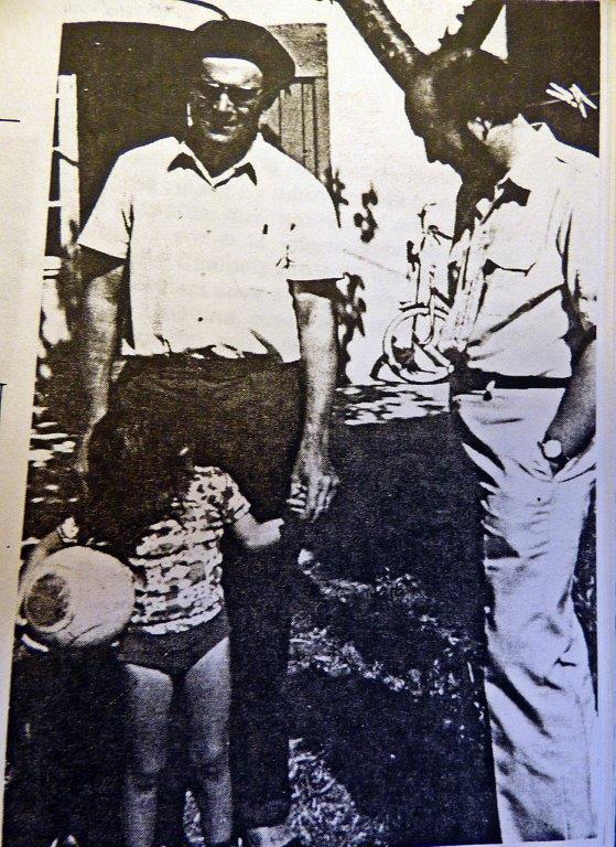 En Joan Bodon, amb la seva neta i amb  n'Artur Quintana (Pas de Jaus, Occitània, 1974.